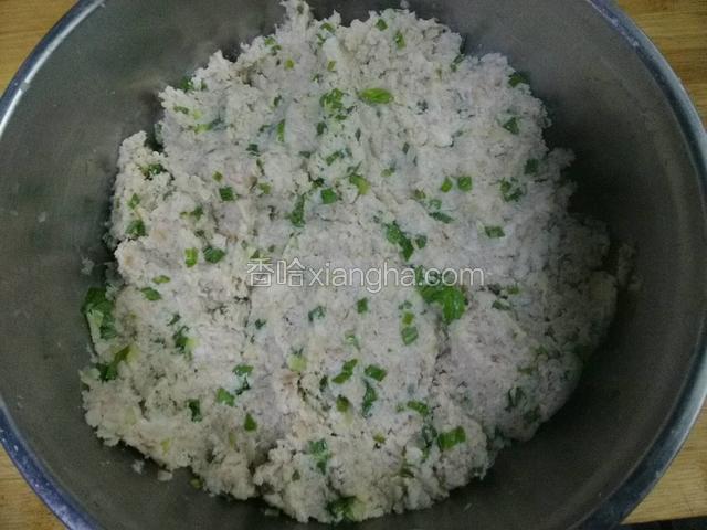 莲藕擦成蓉，加肉馅，黄酒，盐，胡椒粉，生抽，生粉，蛋白，葱姜蒜搅拌均匀。