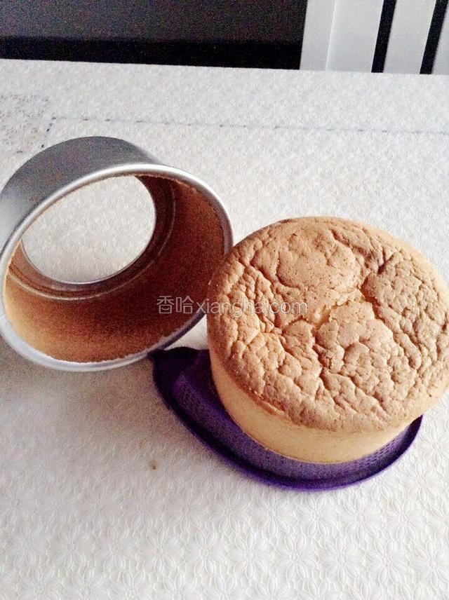 冷凉后干净脱模。不需要借助任何工具，就用手慢慢的沿着边缘向里轻轻的按。