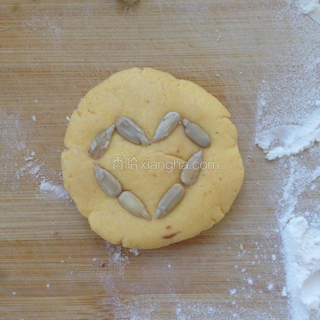 瓜子仁做成心形图案