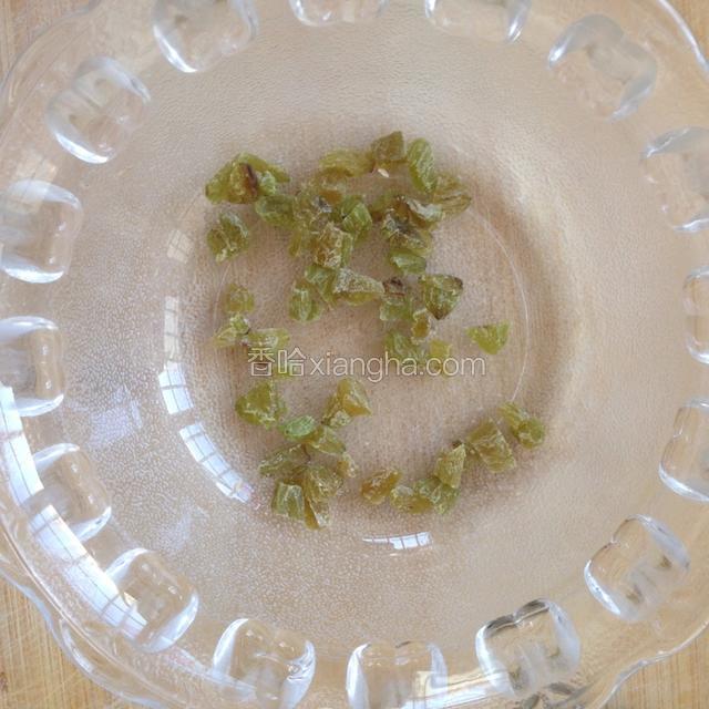 切碎一点，如果葡萄干个头小，也可以不用切
