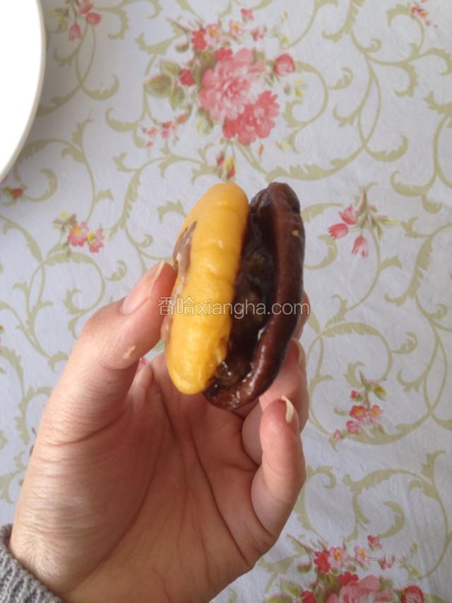 用巧克力饼夹住，一个夹心饼完成