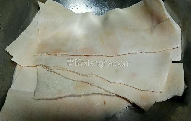 新鲜干净的猪皮清水先洗洗