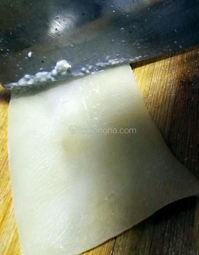 放案板上将表面的油脂用刀刮净