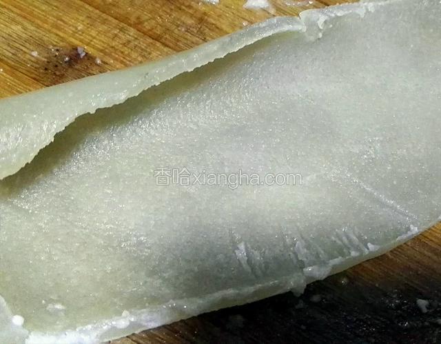 两面都刮，用温水洗洗