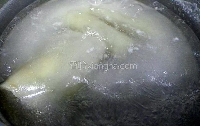 锅内水倒掉，重新换水，水开将猪皮扔下再煮第三次