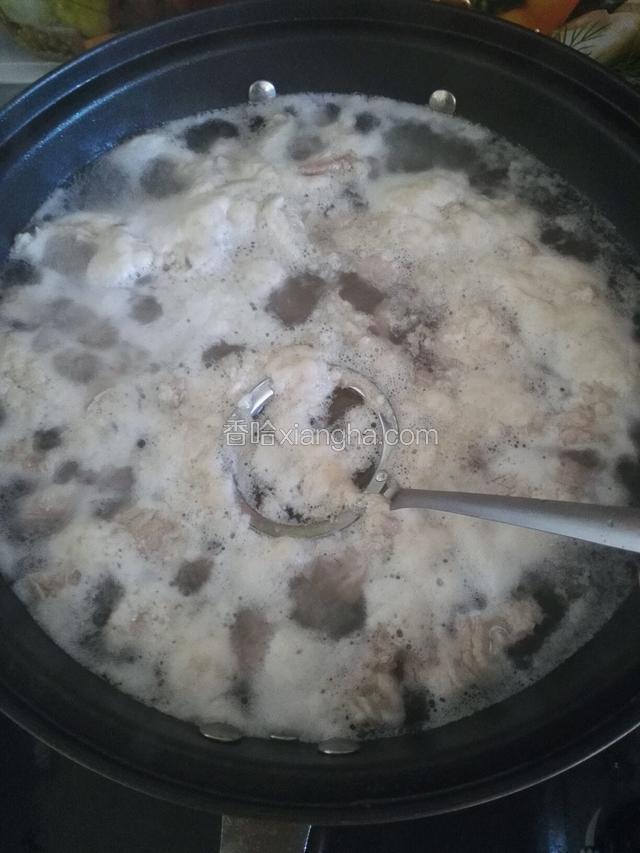 淖水时尽量在没有完全开锅前撇去血腥沫，水烧开后血腥沫就成碎块状，不好去掉了