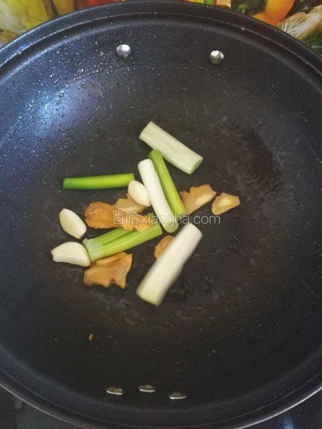 翻炒几下后放入葱段和蒜瓣翻炒