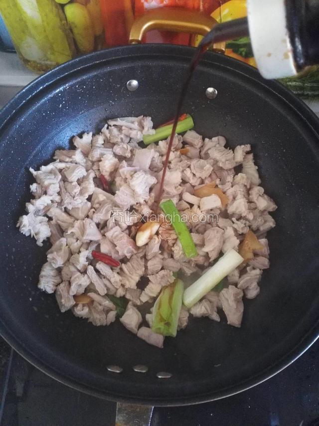 加入生抽，生抽含盐，少许入味