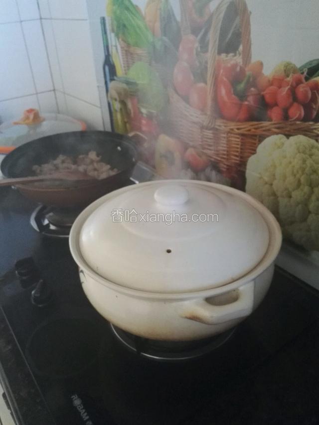 同时在另一个灶上煮一锅热水