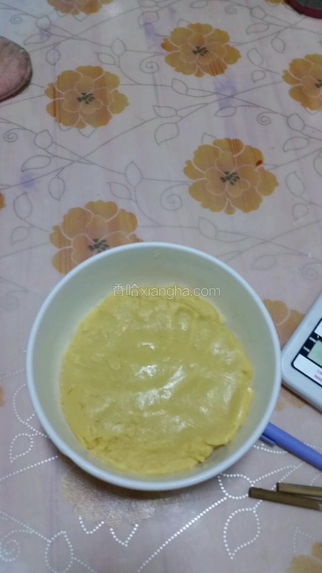 把面粉加入混合好的转化糖浆里拌均，揉成面团，放入冰箱醒1小时