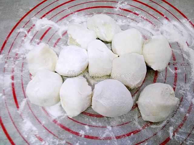 在放少许干面粉揉匀，揪出等量相同小面挤