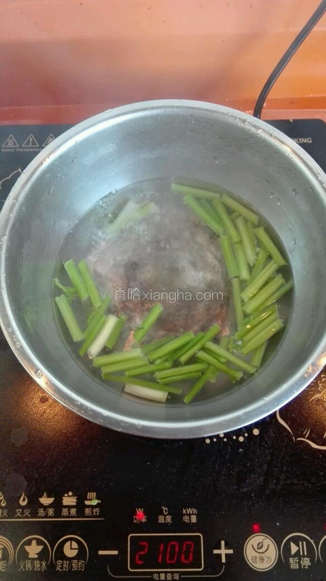 把芹菜用开炒焯一分钟备用