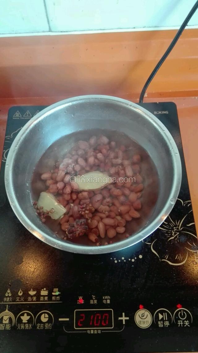 把煮好的花生米放入再煮两分钟