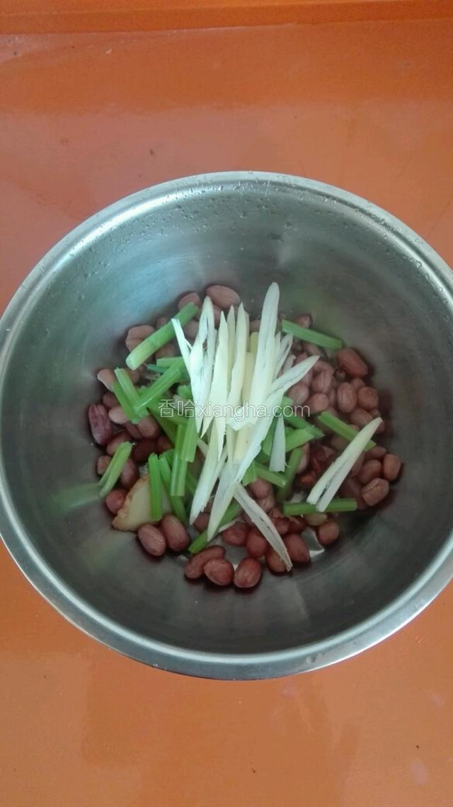 把花生米捞出放入盆内加入焯好的芹菜和切好的葱丝拌匀