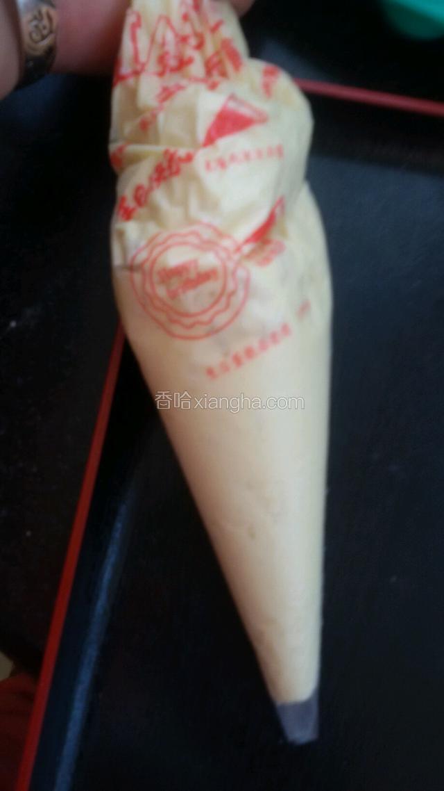 把翻拌好的面团装入裱花袋里。