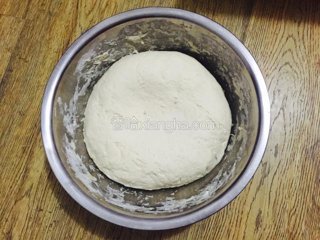 顺时针搅拌后，使劲揉捏，至光滑发亮，没有大块颗粒物，也不粘手就好了。盖上盖等待面发酵。
