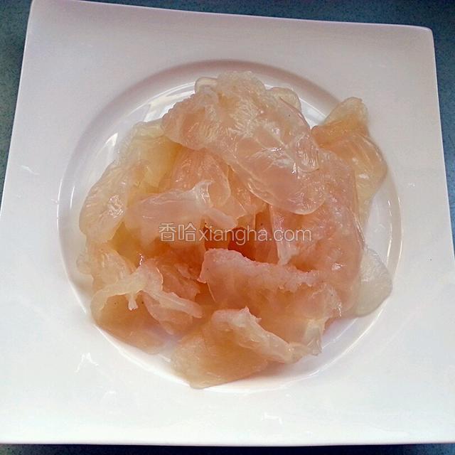 海蜇头放清水里浸泡5—6小时漂洗去咸味 （我是头一天泡的第二天吃）仔细冲洗干净泥沙。 