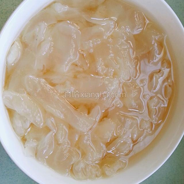 顺着蜇瓣切成小片，用清水冲净备用。