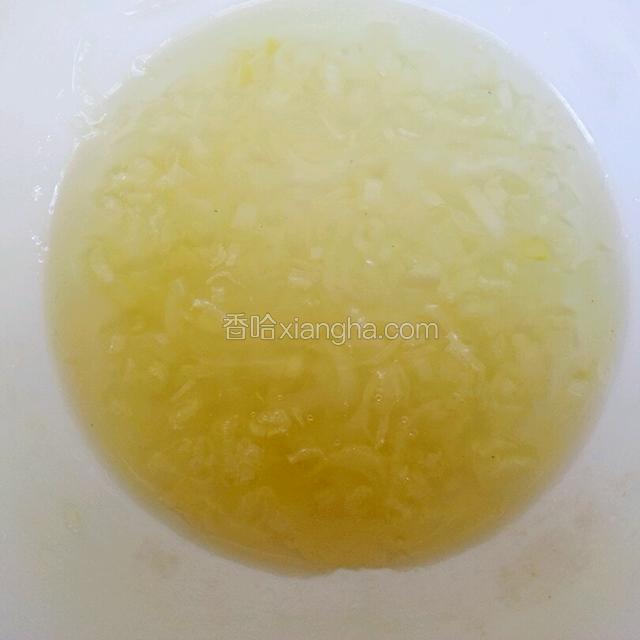 花生油入锅烧热，浇到葱末上，使葱末发出香味制成葱油。 