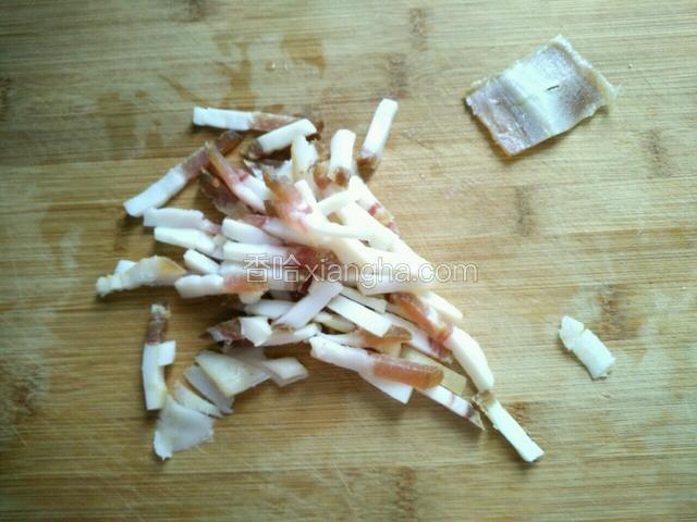 腊肉去皮(不要)，再切丁。