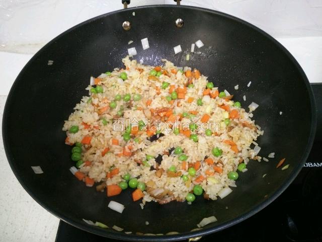 加入生抽、盐炒匀。