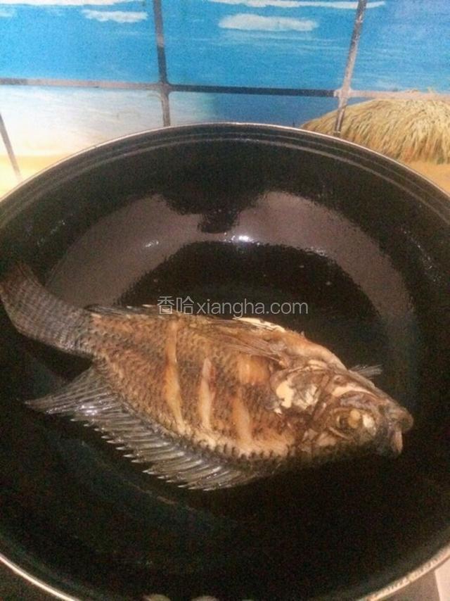 煎好一面翻过来煎另一面。