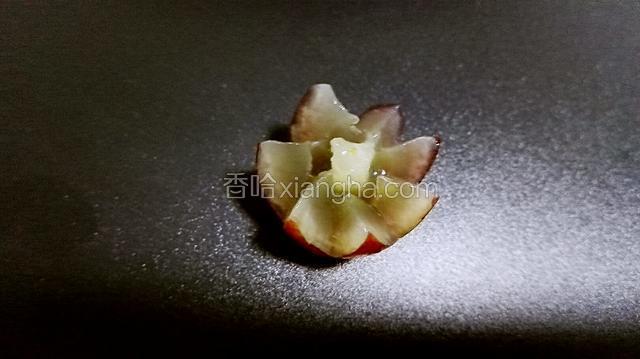 准备水果，把需要的花样做出来，提子我是用刀把它削掉蒂部分的三分之一，剩下的三分之二，用尖刀削成花瓣形状；草莓把蒂部削平，剩下的头部分削下三分之一备用