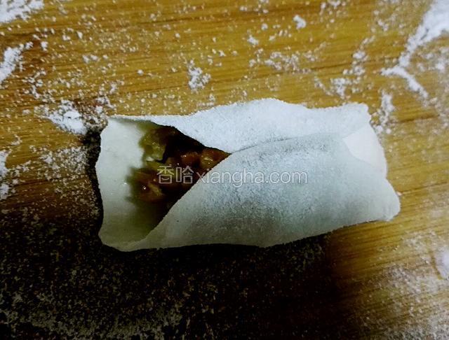 向包饺子一样中间捏紧，放面板上