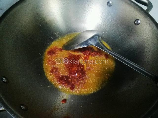 郫县豆瓣下锅炒出红油。