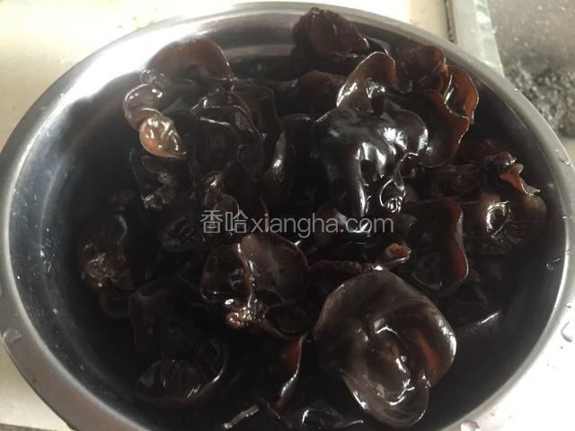 提前半天凉水泡发好黑木耳。