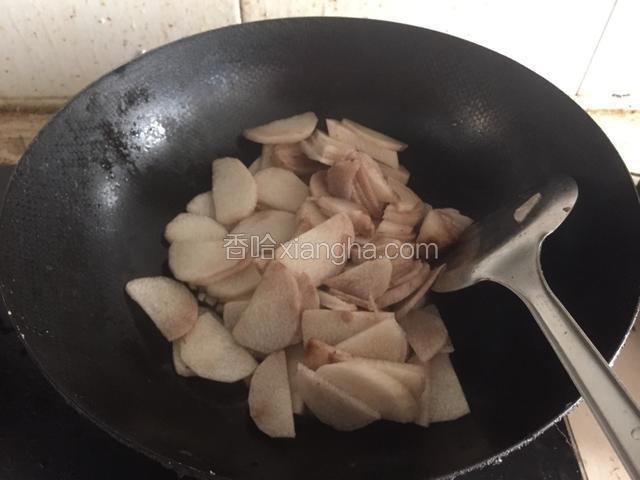 加入山药，翻炒一下，变软。
