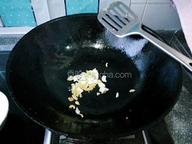 利用底油煸香葱姜末