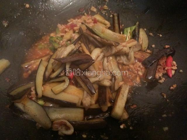 倒茄条同炒至入味儿，放味精