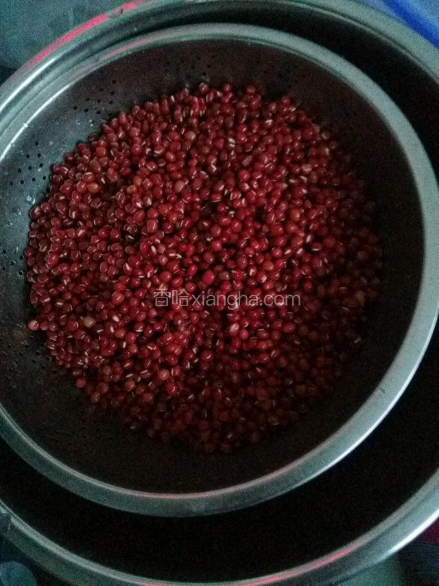 红小豆洗净泡1一2个小时。