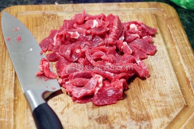 将牛肉冰箱冻一会儿，然后取出切成薄片。垂直于纹路切。