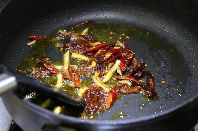 锅中加入一勺郫县豆瓣酱炒出红油。