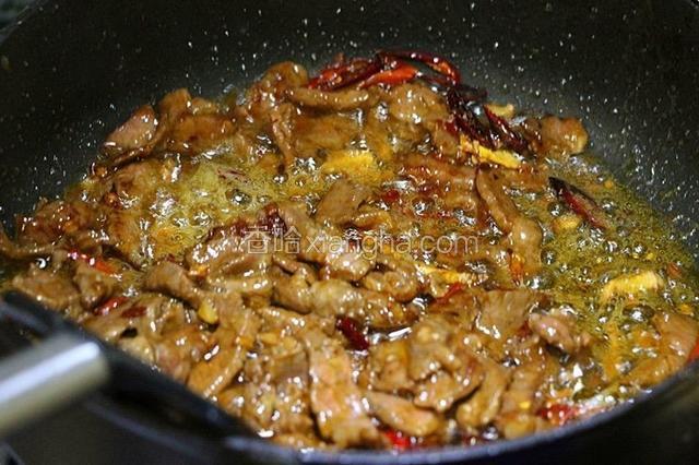 将牛肉再次倒入锅中大火翻炒。