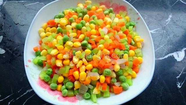 焯水后的图4混合蔬菜丁会鲜亮有色泽。