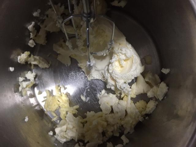 奶油奶酪加上马苏里拉。室温软化。