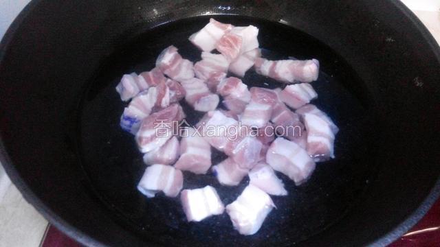 锅中添水，凉水放入五花肉开大火煮开，捞出五花肉过凉水沥干水份。