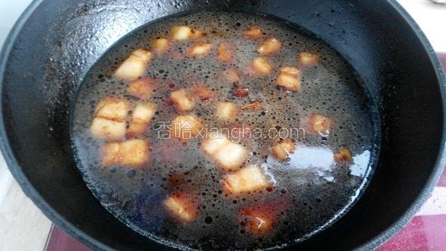 再放入生抽、料酒、老抽炒匀后，添水没过五花肉，放入八角炖至开锅。