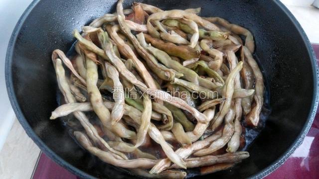 把干豆角放进去炖开后改中小火炖煮。