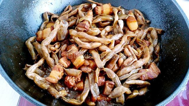 炖煮大约半个小时左右，待汤汁少于食材时放入盐和鸡精翻炒均匀。