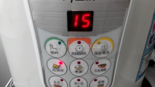 把食材倒入高压锅内，按肉类键15分钟。