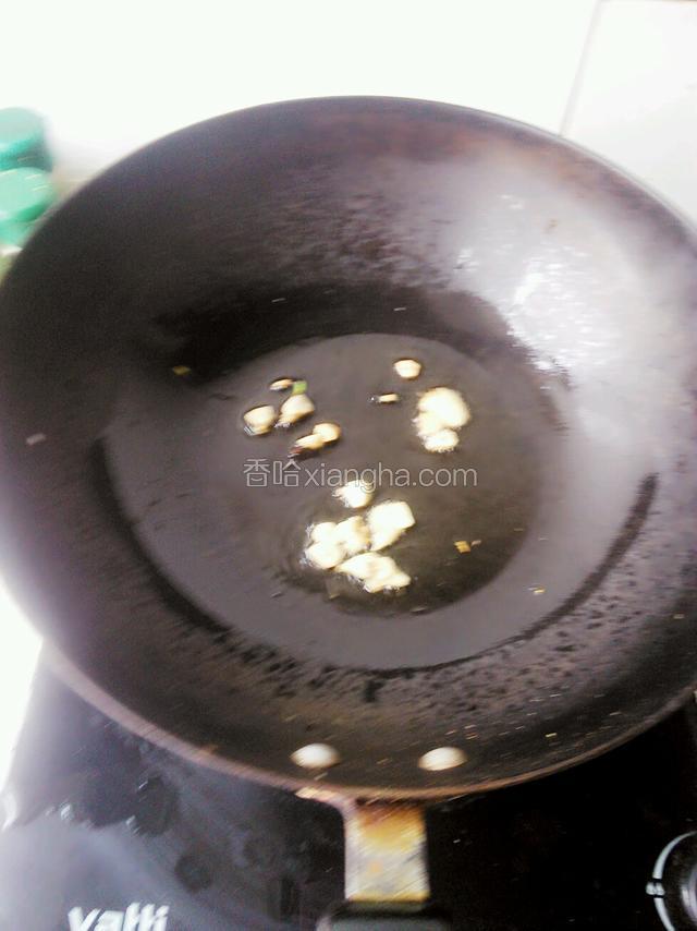 锅内放少许色拉油爆香姜蒜片