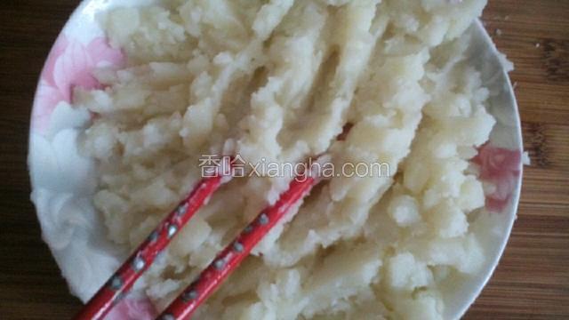 蒸熟的土豆捣成泥。