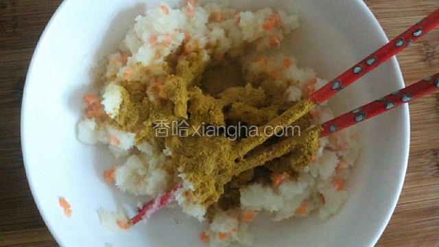 土豆泥、胡萝卜丁加入盐搅拌均匀。