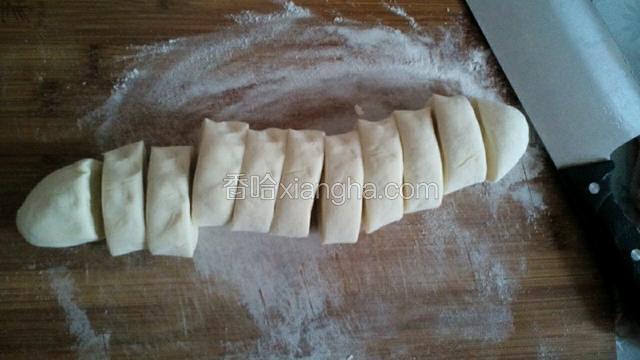 面团揉好，切成均匀的块。