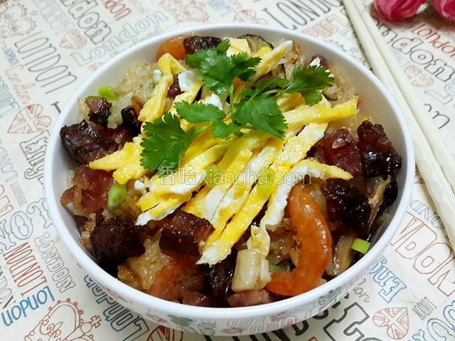 装碗，撒上事先煎好的蛋皮丝、香菜末、葱花即可食用

