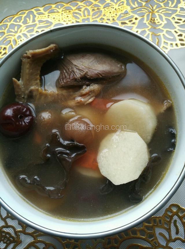加鸡精调味，香浓的鸽子汤出锅了！